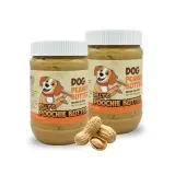Deux pots de beurre de cacahuète pour chien, "Dilly's Poochie Butter", avec des cacahuètes.