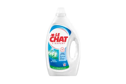 Bouteille de lessive "Le Chat L'Expert" pour laver son chat avec du liquide vaisselle. Parfum longue durée, hypoallergénique.