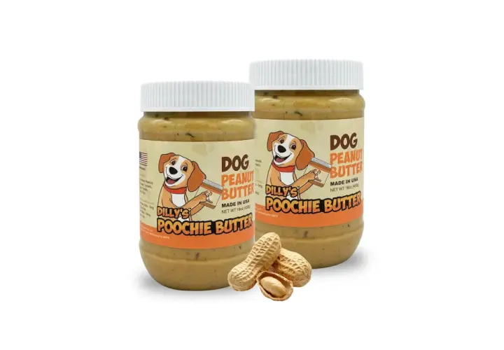 Deux pots de beurre de cacahuète pour chien, "Dilly's Poochie Butter", avec des cacahuètes.
