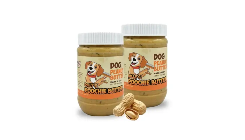 Deux pots de beurre de cacahuète pour chien, "Dilly's Poochie Butter", avec des cacahuètes.