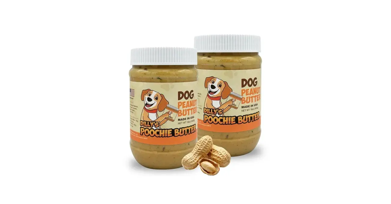 Deux pots de beurre de cacahuète pour chien, "Dilly's Poochie Butter", avec des cacahuètes.